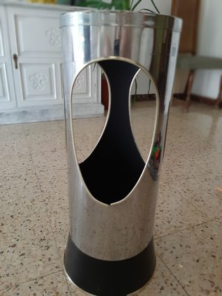 Bonito paragüero de metal
