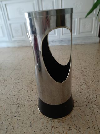 Bonito paragüero de metal
