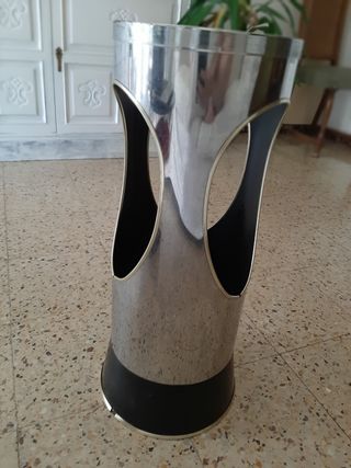 Bonito paragüero de metal

