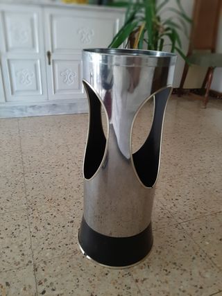 Bonito paragüero de metal
