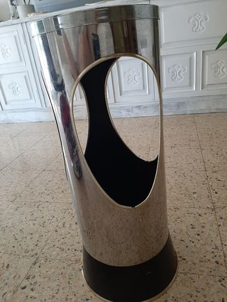 Bonito paragüero de metal
