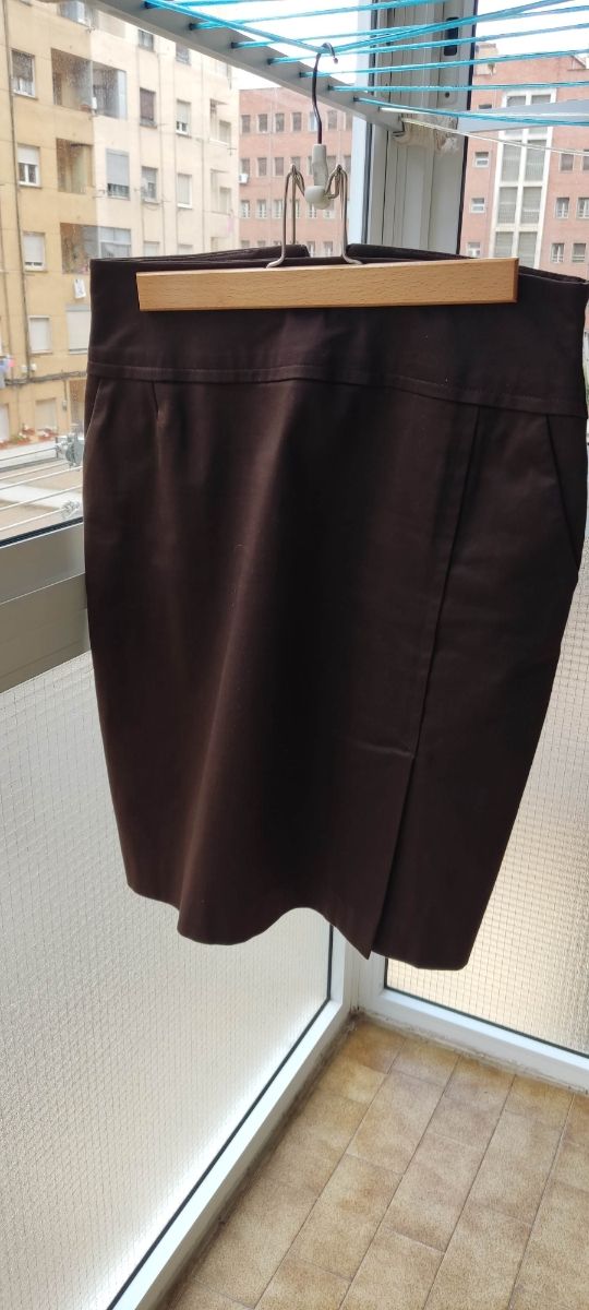 Falda chica t 42 marrón largo rodilla 