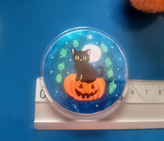 Llavero de pompon + chapa