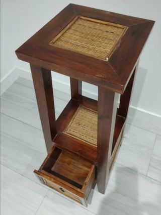 Pie de madera: lámpara, tlf, plantas...