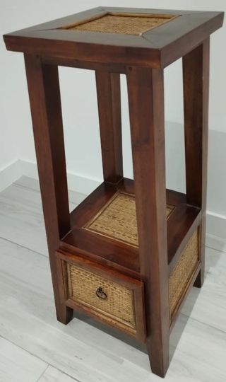 Pie de madera: lámpara, tlf, plantas...