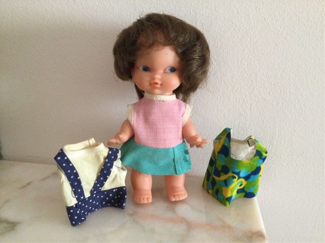 MUÑECA CON VESTIDOS