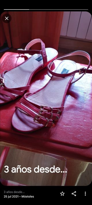 Sandalias  rojas con hevillas