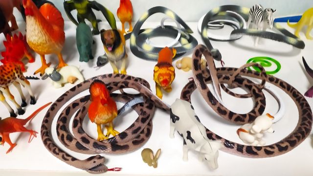 Variedad y cantidad de  Juguetes Animales goma ant