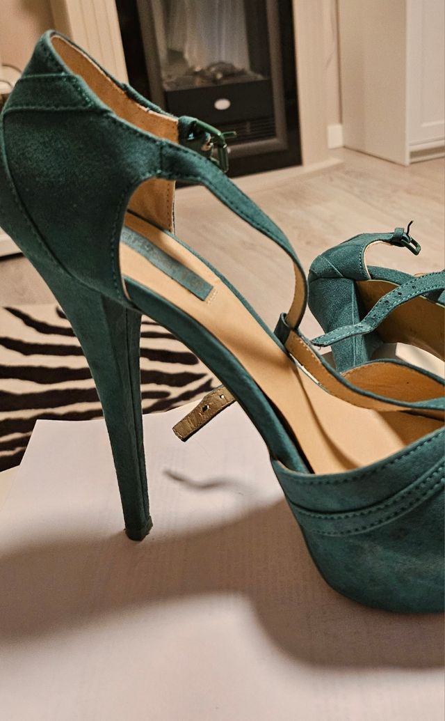 Chollo. Preciosas Sandalias de tacon