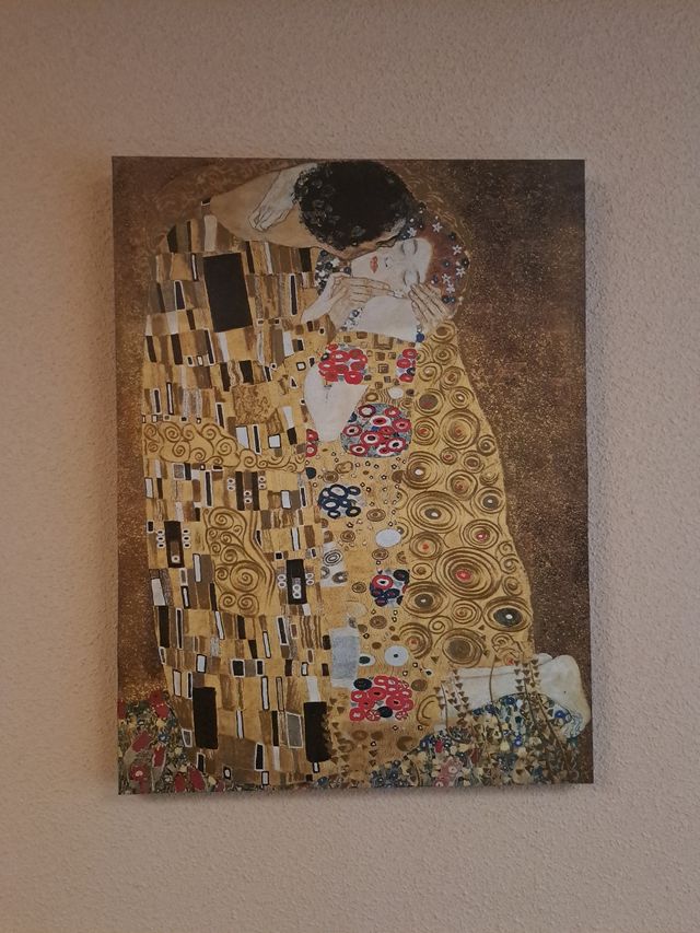 Teléfono estilo antiguo en madera.