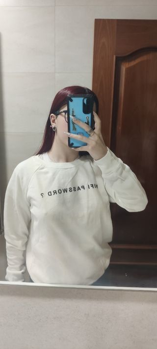Sudadera "WiFi password?" Bershka blanca