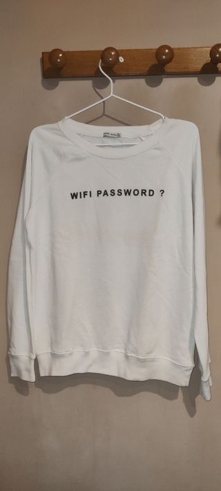 Sudadera "WiFi password?" Bershka blanca