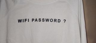 Sudadera "WiFi password?" Bershka blanca