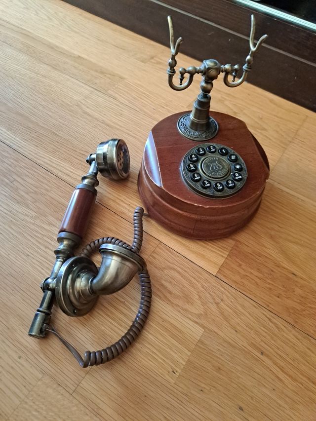Teléfono estilo antiguo en madera.