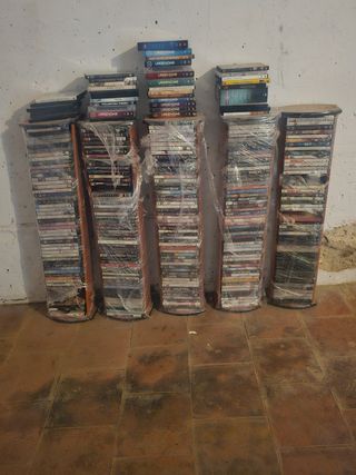 4 mobili per DVD, più circa 600 film,