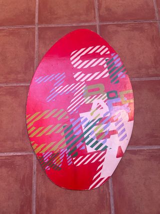 Tabla masera surf en la orilla