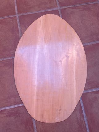 Tabla masera surf en la orilla