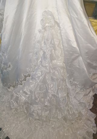 Vestido de novia blanco con cola