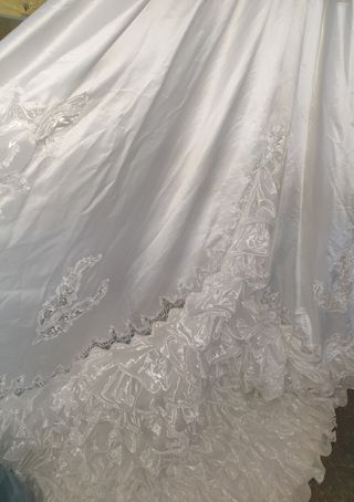 Vestido de novia blanco con cola