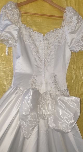 Vestido de novia blanco con cola