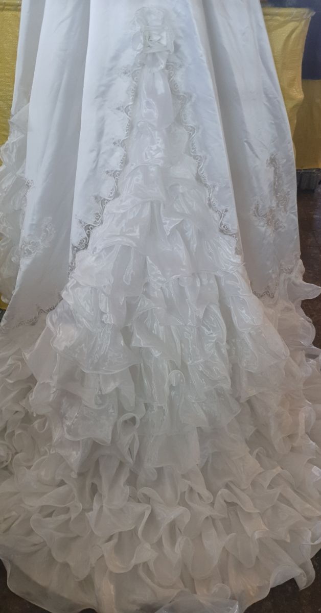 Vestido de novia blanco con cola