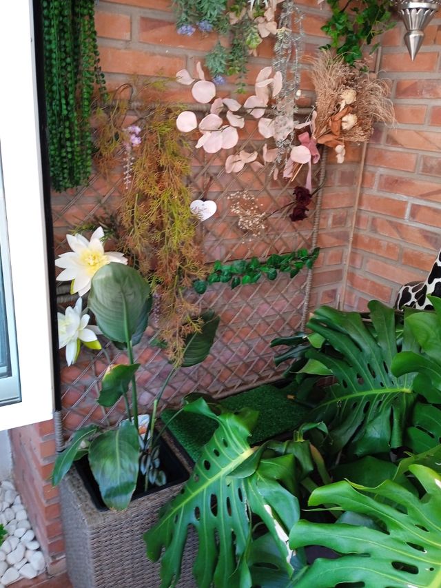 Jardinera con tres macetas y celosía