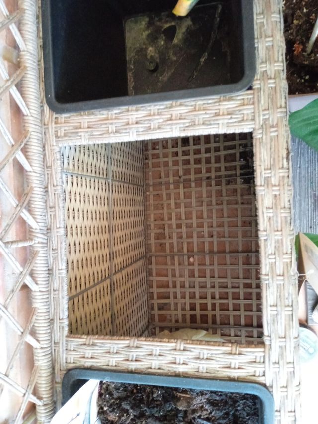 Jardinera con tres macetas y celosía