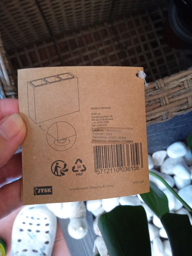 Jardinera con tres macetas y celosía