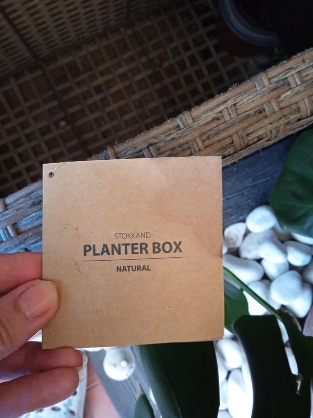 Jardinera con tres macetas y celosía