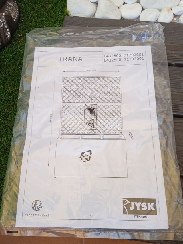 Jardinera con tres macetas y celosía