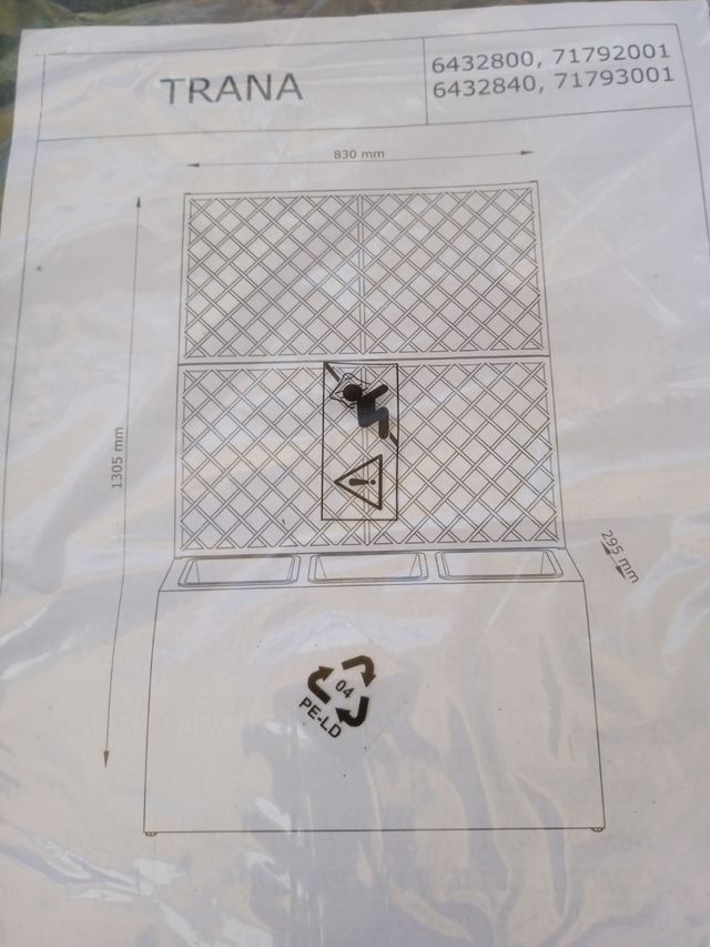 Jardinera con tres macetas y celosía