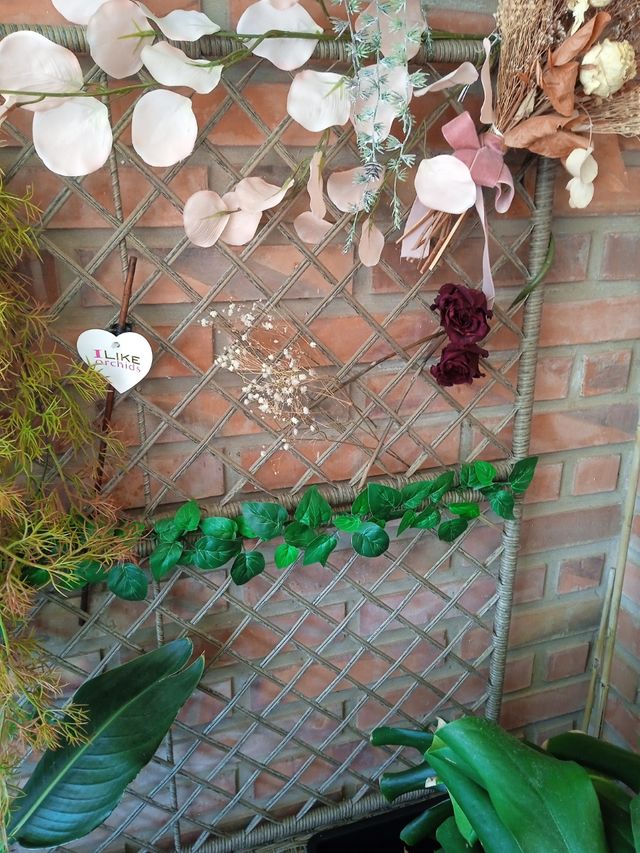 Jardinera con tres macetas y celosía