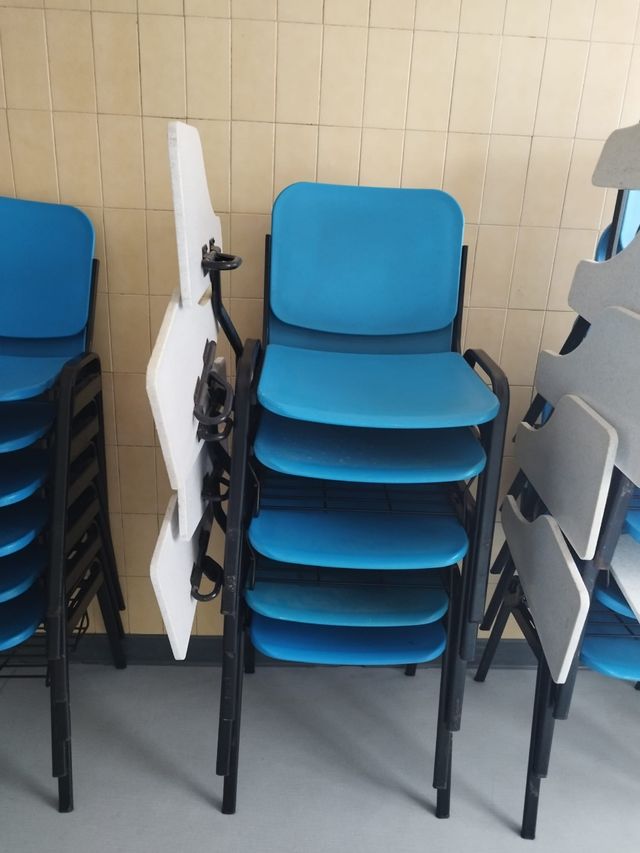 Silla con pala de escritura