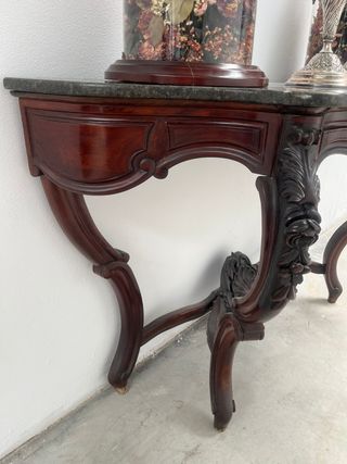 Elegante consola isabelina en madera de palo santo
