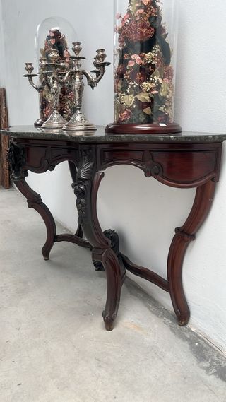 Elegante consola isabelina en madera de palo santo