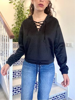 Sudadera negra BERSHKA