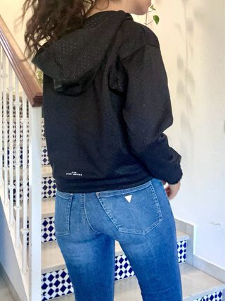 Sudadera negra BERSHKA