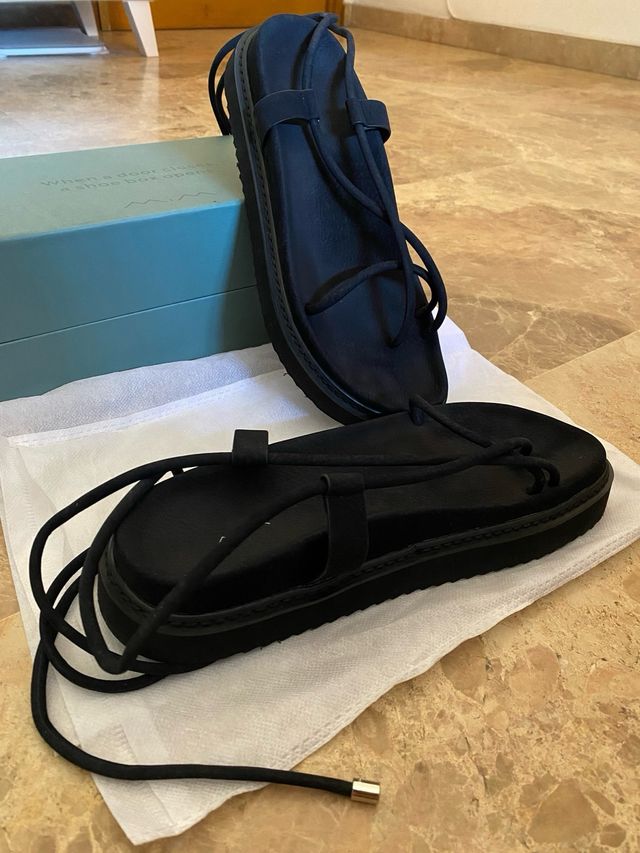 Sandalias negras. Marca MIM