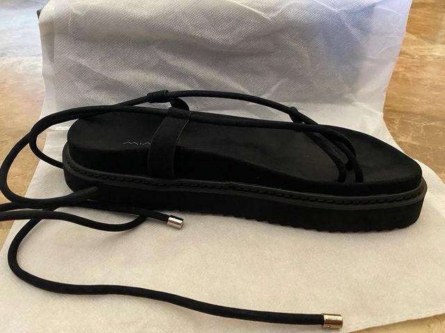 Sandalias negras. Marca MIM