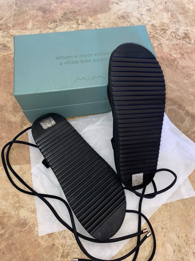 Sandalias negras. Marca MIM