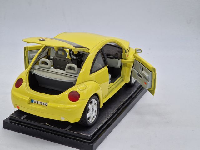 VOLKSWAGEN New Beetle - Burago - Scala 1/18
