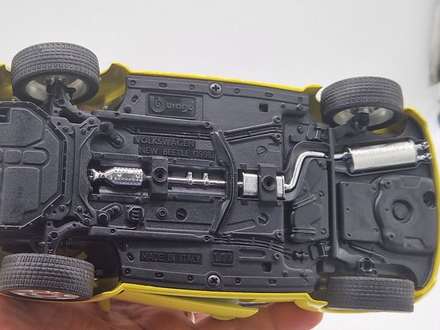 VOLKSWAGEN New Beetle - Burago - Scala 1/18