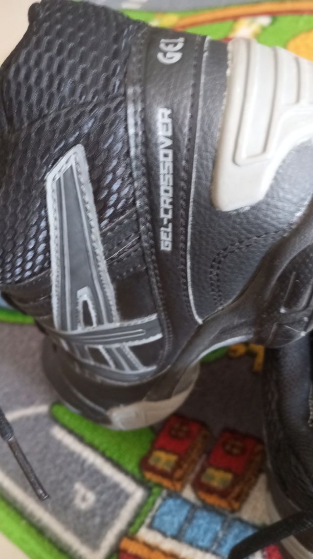 Botines deportivos asics