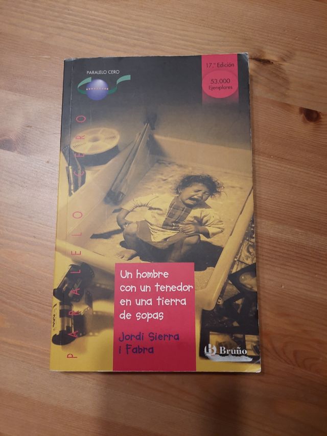 Un hombre con un tenedor en una tierra d