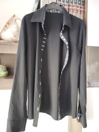 Camisa negra con borde y puño flores