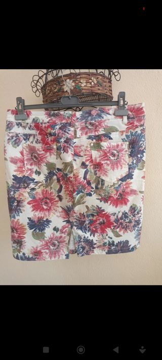 Falda estampada recta. Amichi