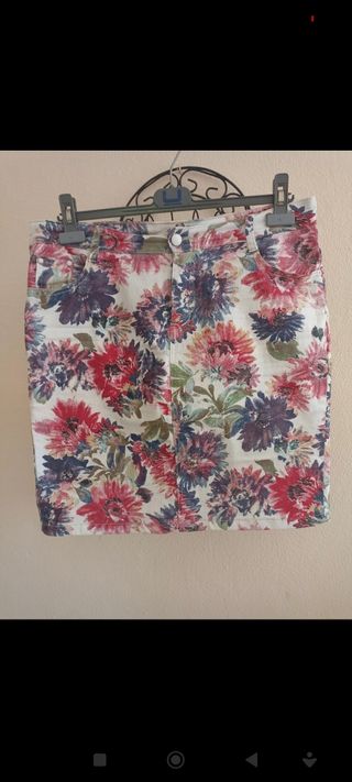 Falda estampada recta. Amichi