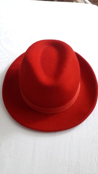 Cappello rosso da donna