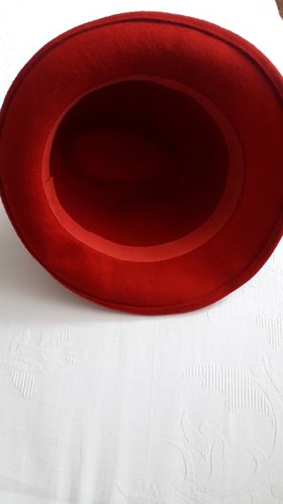 Cappello rosso da donna