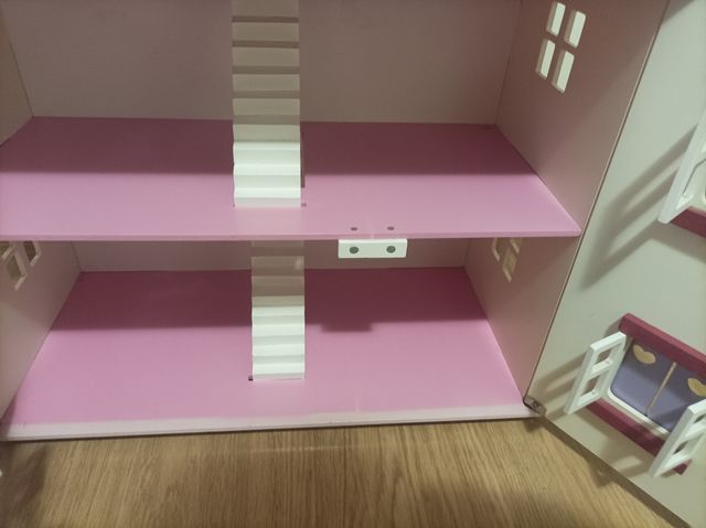 Casa de muñecas de madera